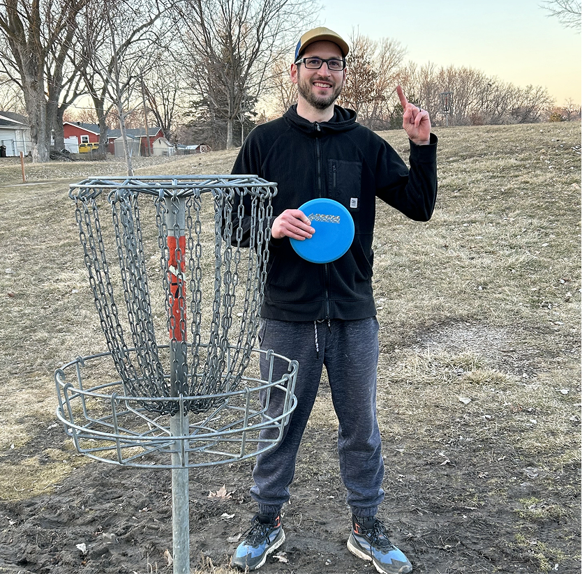 Dan playing disc golf